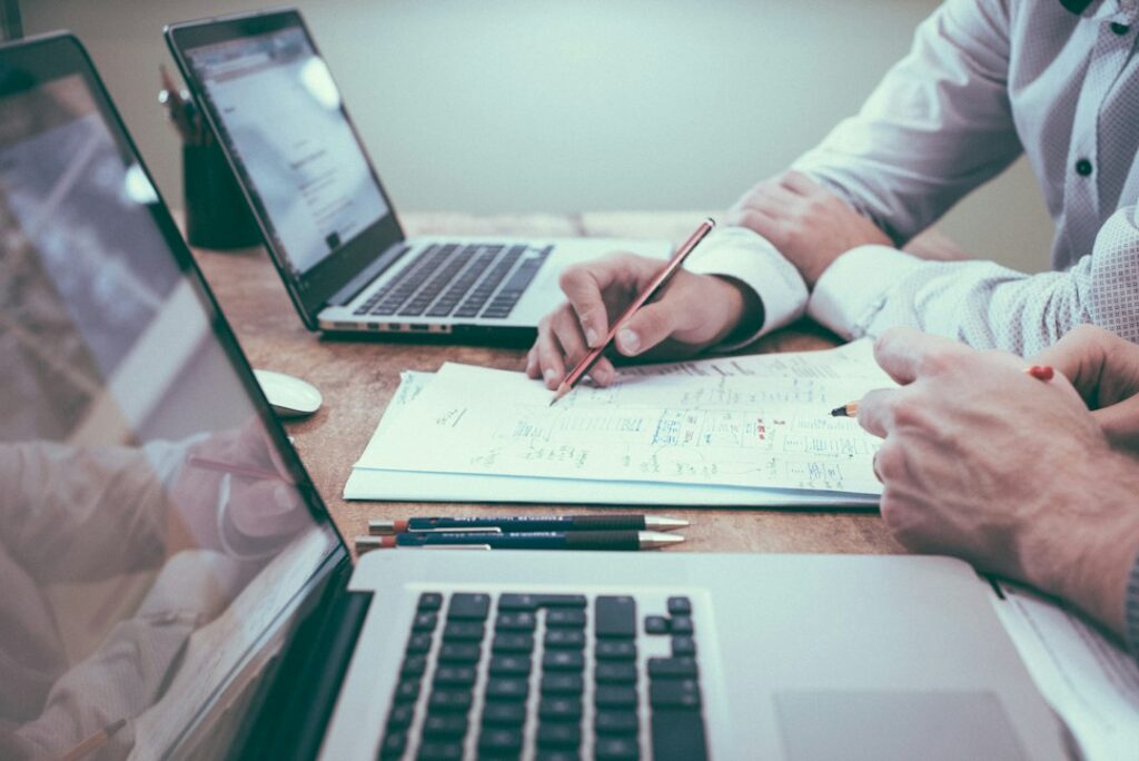 Profesionales revisando documentos y planificando la formación bonificada de su empresa